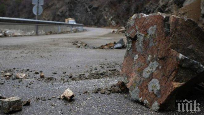 ВНИМАНИЕ ВОДАЧИ! Има опасност от падащи камъни в прохода Боаза