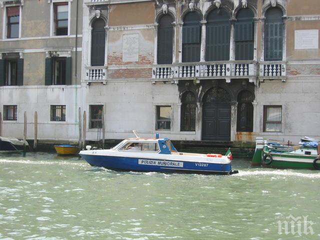 ШОК! Бежанец се удави във Венеция, никой не се опита да го спаси (ВИДЕО 18+)