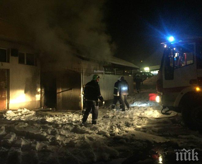 Извънредно! Голям пожар бушува във Враца, гори заведение   