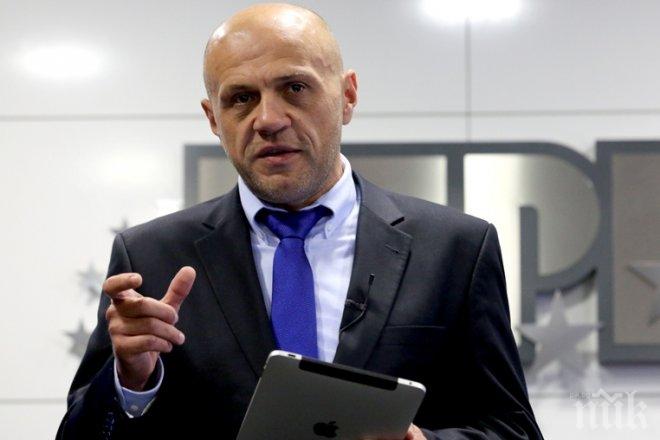 Смяна на караула! Ето какво ще си вземе Томислав Дончев от кабинета на тръгване