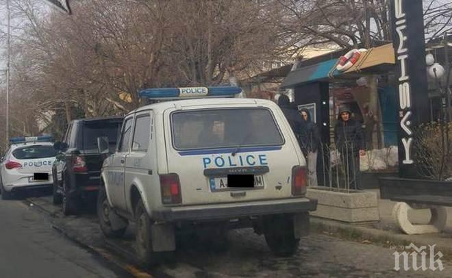 ШОК В БУРГАС! Полицейска акция в бар „Кашмир”, патрулки  и кучета блокираха култовото заведение 