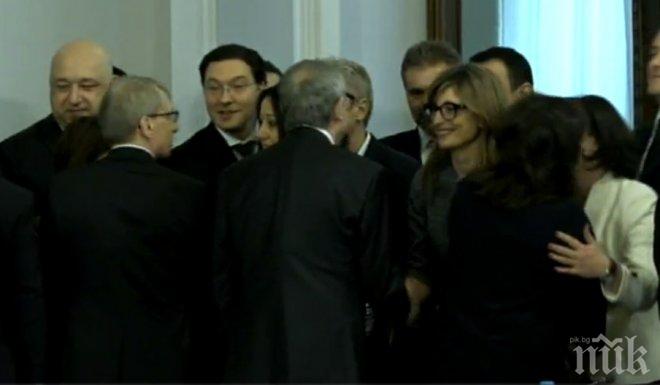 СЪРДЕЧНА СМЯНА НА ВЛАСТТА! Двете правителства си размениха безброй целувки (СНИМКИ)