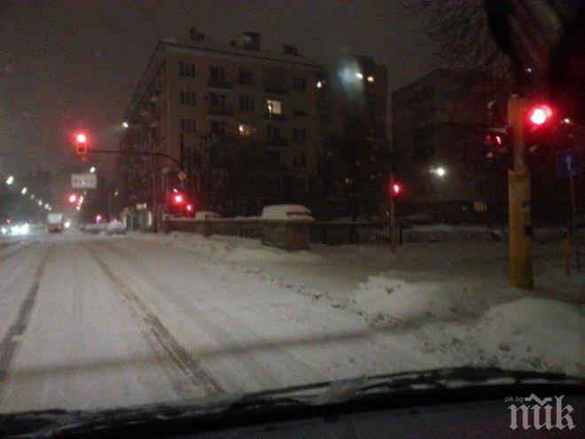 БЕЗ ПРОМЯНА! София остава заледена, улиците се обработват