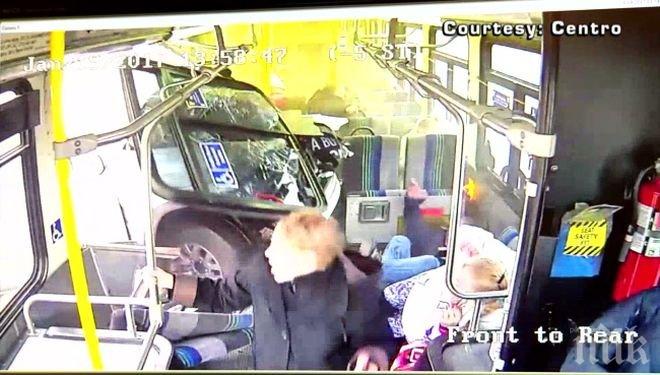 ЗРЕЛИЩЕ! 82-годишен водач заби пикап в автобус в Ню Йорк - объркал спирачката с газта, шестима ранени (ВИДЕО)