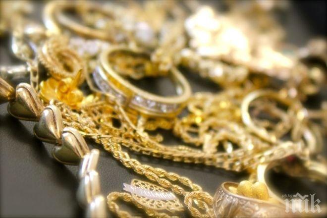 Митничари спипаха златни и сребърни накити за над 52 000 лева в автобус