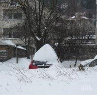 Чудо! Изчезналите коли на болницата в Дупница се появиха затрупани със сняг в столичен в квартал