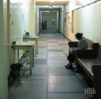 ДРАМА! Дъщеря заряза болната си майка в коридора на Социалното, на сина също не му пука