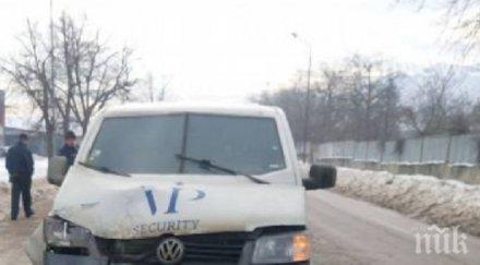 меле враца инкасо претъпкано пари помете бус униформени вардят товара снимки