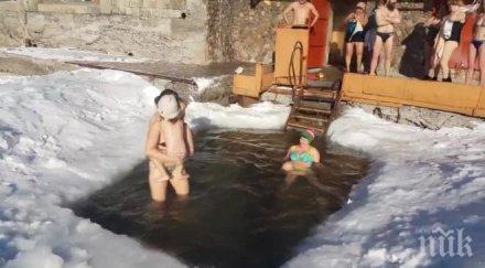 закаляване майки топнаха невръстните деца замръзналите води байкал видео