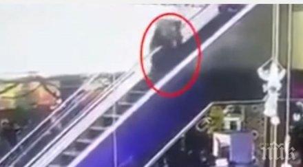 трагедия майка изпусна бебето метра почина дрехата заплела ескалатора видео