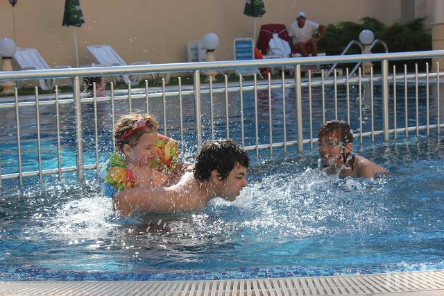Кошмарен инцидент в Сандански! Глухонямо момче едва не се удави в басейн