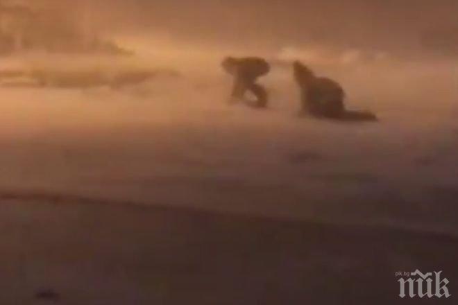 Жители на Норилск пълзят по улицата заради ураганния вятър (ВИДЕО)