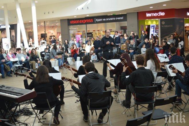 Музиканти се включиха в борбата за спасението на 7-годишния Виктор
