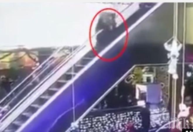 ТРАГЕДИЯ! Майка изпусна бебето си от 12 метра и то почина на място! Дрехата й се заплела в ескалатора (ВИДЕО 18+)