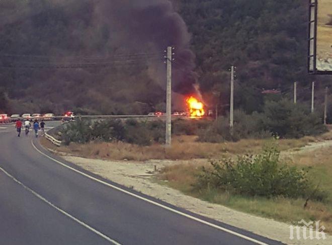 Автобус с пътници пламна на пътя