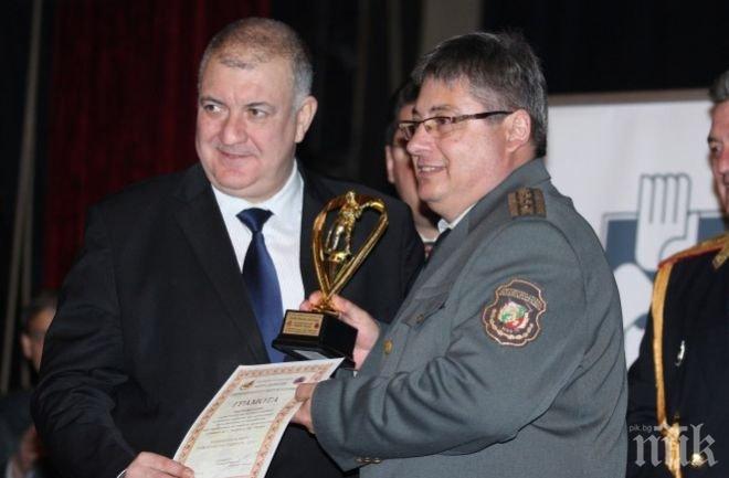 Героите от Хитрино получиха отличие „Пожарникар на годината” 