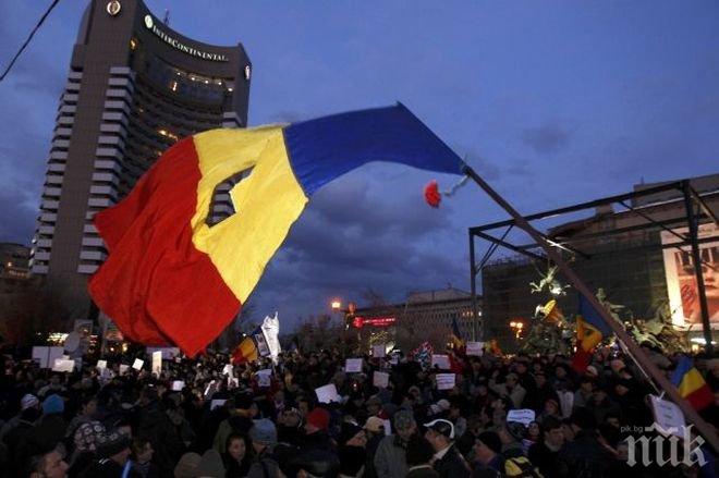 ТЕЖКА НОЩ В РУМЪНИЯ! Масовите протести не спират, замерят правителството с късове сняг и лед (ВИДЕО)