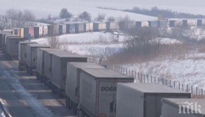 Километрична опашка от камиони на Капитан Андреево