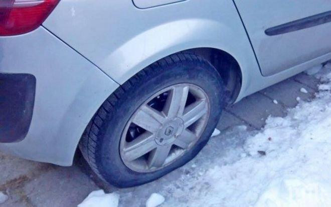 ПЪЛЕН ПОТРЕС! Полицаи сътвориха акта на века - глобиха с 200 лева шофьор, попаднал в дупка и спукал гума