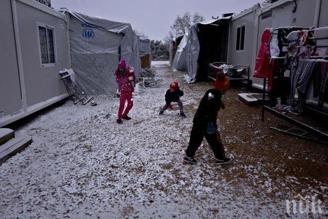 Вадят бежанците в Гърция от палатките, строят им жилища