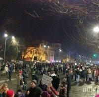 В Букурещ става страшно! Извеждат с охрана политиците от Министерския съвет (ВИДЕО)