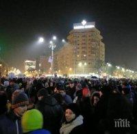 ИЗВЪНРЕДНО В ПИК! Напрежението в Румъния пред взрив! Протестиращите излязоха с децата си на площада