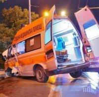 Линейка с пациент се заби в светофар след отнето предимство