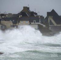 Ураган помете Франция! Обявиха най-високо ниво за опасност от природно бедствие