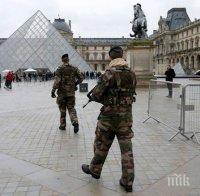 ЕКШЪН В ПАРИЖ! Войник стреля на месо по съмнителен тип с куфарче на входа на Лувъра (ВИДЕО)