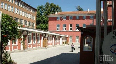 скандално бюфет пловдивско училище сервира солен айрян вафли