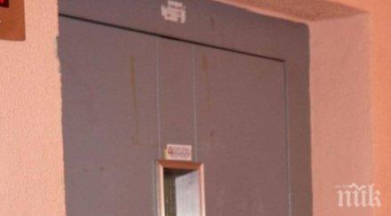 тотален хит годишна баба катери стълби етаж зазидали асансьора