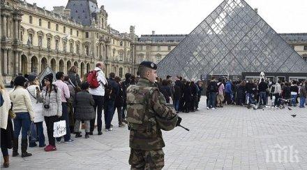 ужасът върна париж нападателят лувъра крещял аллах акбар искал влезе подземен мол куфарчето обновена видео