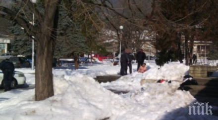 мъж съблече гол седна преспите насред сопот снимка