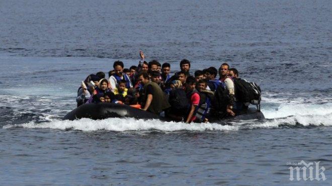 НА КОСЪМ! Спасиха над 120 мигранти край бреговете на Триполи