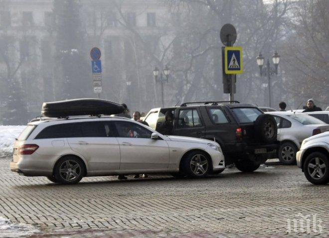 ПОРЕДНА АГРЕСИЯ НА ПЪТЯ! Шофьори си скочиха на пл. Батенберг