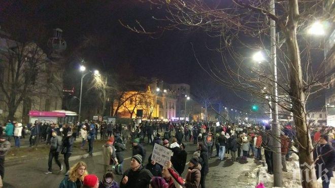 В Букурещ става страшно! Извеждат с охрана политиците от Министерския съвет (ВИДЕО)