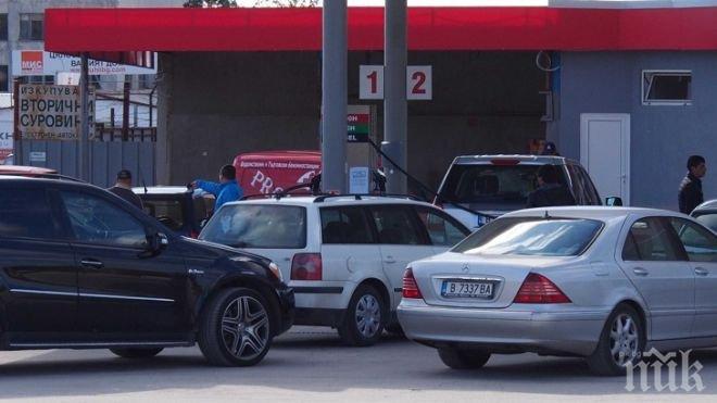 Гърци търчат към България за евтин бензин (СНИМКИ)