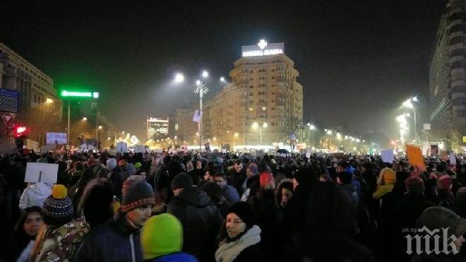 ИЗВЪНРЕДНО В ПИК! Напрежението в Румъния пред взрив! Протестиращите излязоха с децата си на площада