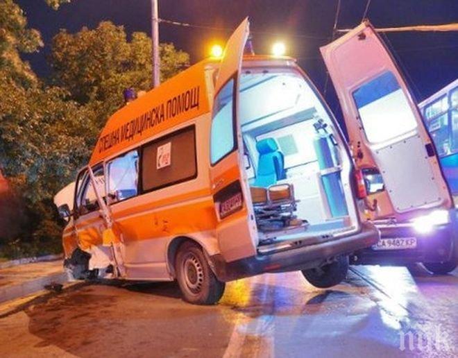 Линейка с пациент се заби в светофар след отнето предимство