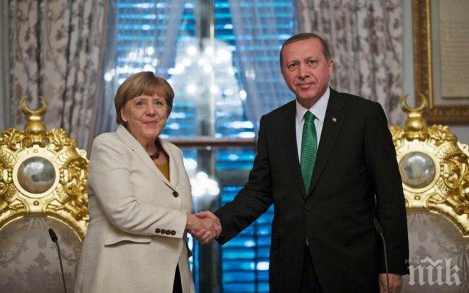 Меркел притиска Ердоган да признае свободата на мнението