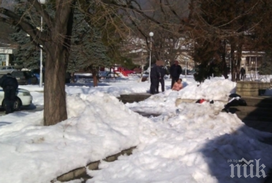 Мъж се съблече гол и седна в преспите насред Сопот (СНИМКА)