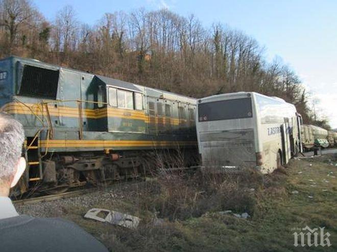 ТЕЖЪК ИНЦИДЕНТ! 20 ранени при катастрофа на влак и автобус в Сърбия 