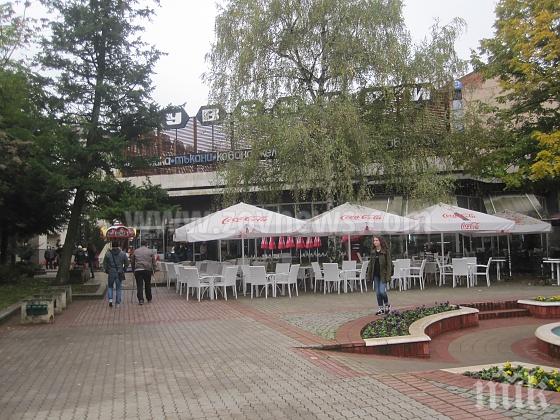 Срина се навесът на Сувенирната палата във Враца (СНИМКА)