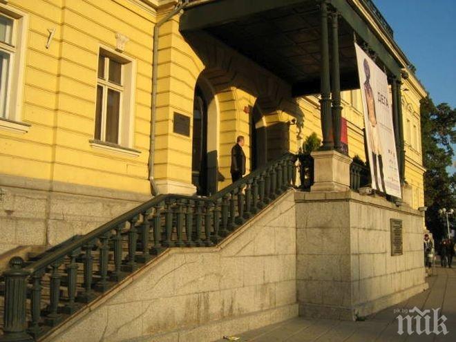 ИНЦИДЕНТ! Таванът на Етнографския музей в София протече при откриване на изложба 
