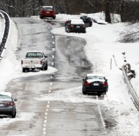 Oбилен сняг блокира пътища във Великобритания, няма ток 