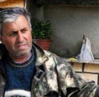 Хората от Габър: Кметът ходи гол и си размахва члена