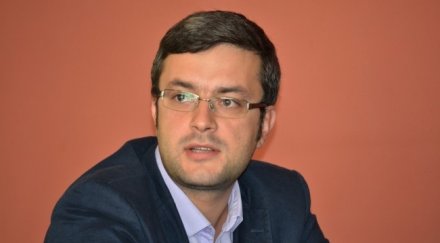 премиерът райков пъхна главата пясъка