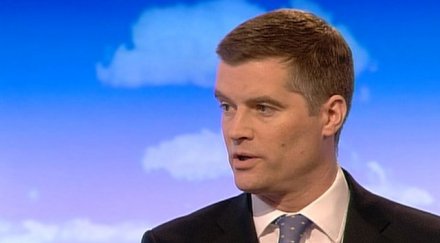 британски министър иска безработни българи румънци