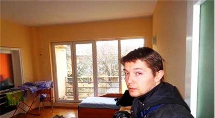 студент обеси квартирата