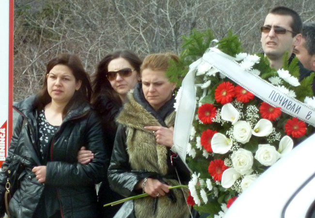 Над 50 близки и приятели изпратиха племенника на Фатик до последния му дом